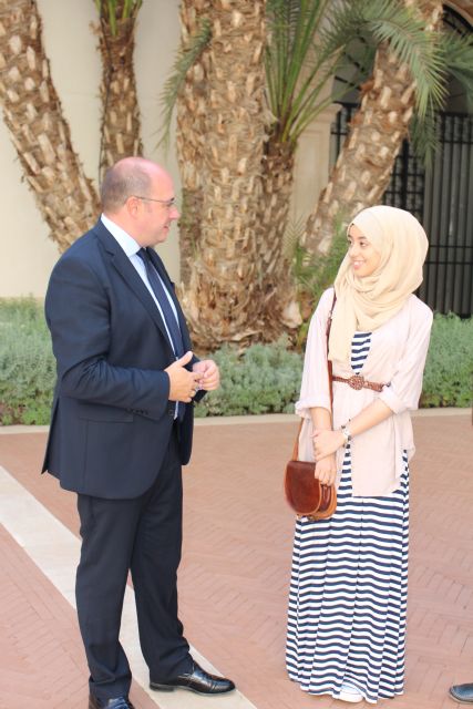 El presidente de la Comunidad recibe a Hajar Koudad Kasmi, Premio Nacional de Juventud 2015 - 1, Foto 1