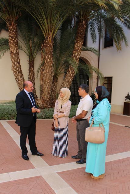 El presidente de la Comunidad recibe a Hajar Koudad Kasmi, Premio Nacional de Juventud 2015 - 2, Foto 2