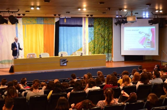 El director del Info enseña a más de 200 alumnos las claves para una economía responsable - 1, Foto 1