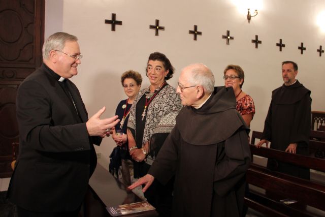 La cruz de Caravaca de Santa Teresa de Jesús visita a Mons. Lorca - 1, Foto 1