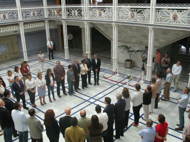 La Asamblea interrumpe su actividad par rendir homenaje a las mujeres asesinadas por violancia machista - 1, Foto 1