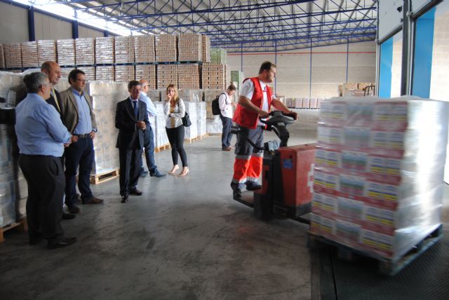 El delegado del Gobierno supervisa el reparto de alimentos de la segunda fase del programa FEAD 2015 - 1, Foto 1