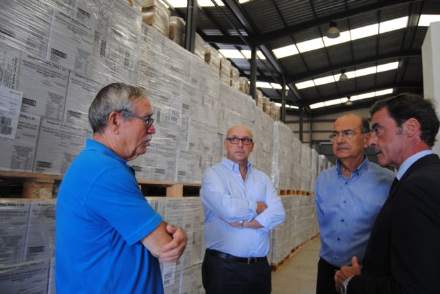 El delegado del Gobierno supervisa el reparto de alimentos de la segunda fase del programa FEAD 2015 - 2, Foto 2