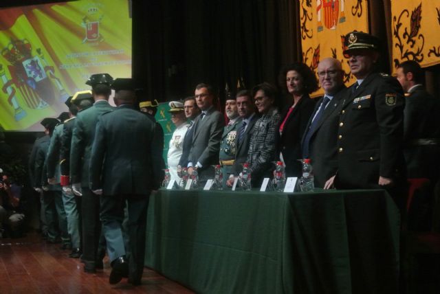 El Alcalde asiste al acto de imposición de condecoraciones a la Guardia Civil 2015 - 1, Foto 1