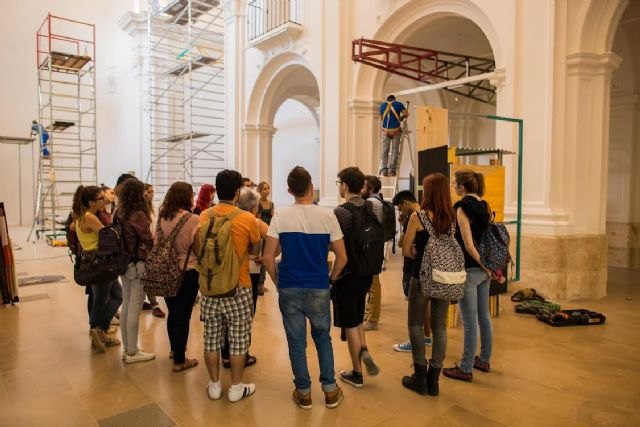 Los alumnos de Bellas Artes de la Universidad de Murcia visitan el montaje de la exposición de FOD en la Sala Verónicas - 2, Foto 2