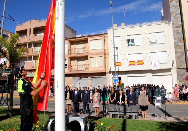 Puerto Lumbreras se suma al acto homenaje de la bandera de España con motivo del Día de la Hispanidad 2015 - 1, Foto 1