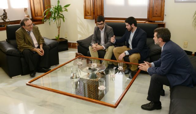 El rector de la Universidad de Murcia recibe a alumnos del Club de Debate por su premio internacional - 1, Foto 1