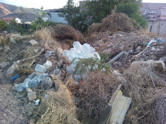 Cambiemos denuncia el entierro de residuos en las obras de limpieza del corredor del ferrocarril - 1, Foto 1