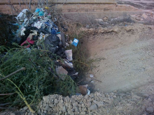 Cambiemos denuncia el entierro de residuos en las obras de limpieza del corredor del ferrocarril - 2, Foto 2