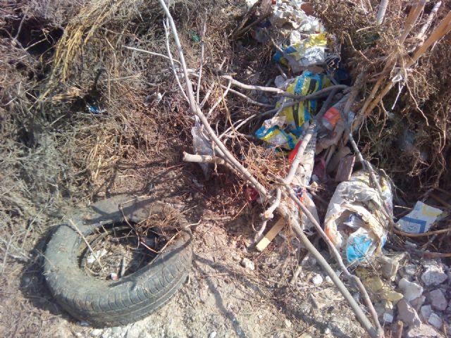 Cambiemos denuncia el entierro de residuos en las obras de limpieza del corredor del ferrocarril - 3, Foto 3