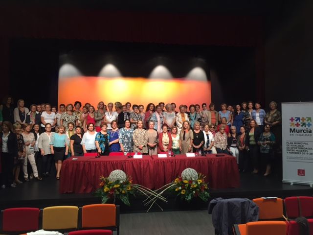 Más de un centenar de mujeres asisten a las primeras jornadas con motivo del Día Internacional  de la Mujer Rural - 1, Foto 1