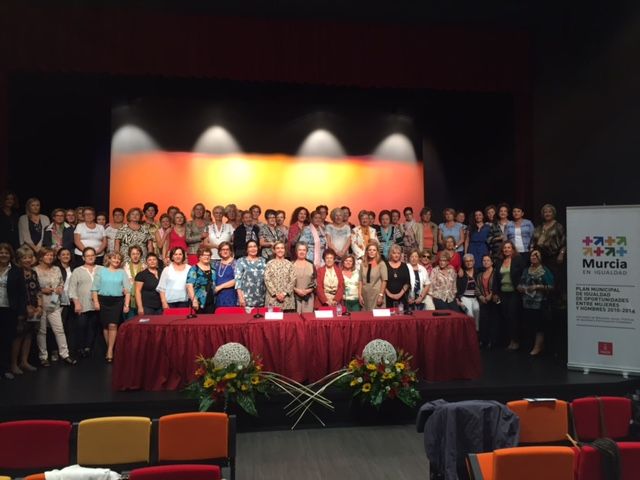 Más de un centenar de mujeres asisten a las primeras jornadas con motivo del Día Internacional  de la Mujer Rural - 2, Foto 2