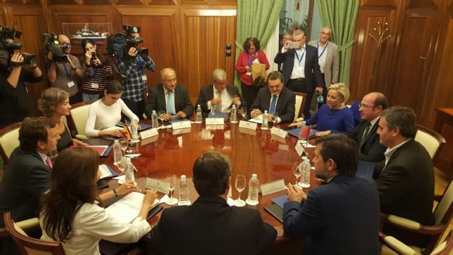 Gobierno regional, Ministerio y Mesa del Agua llegan a un acuerdo histórico en España para abaratar el precio del agua desalada durante la sequía - 1, Foto 1