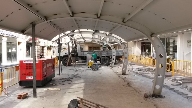 Fomento comienza a instalar la marquesina de taxis de la Plaza Cetina - 1, Foto 1