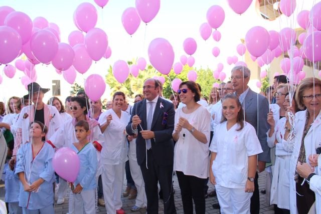 Pedro Antonio Sánchez anima a acudir a las revisiones periódicas porque la detección precoz es clave para superar el cáncer de mama - 1, Foto 1