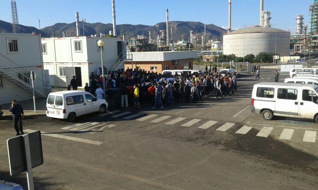 Podemos: Sueldos de 700 por una jornada de 10 horas al día, sin convenio colectivo ni registro de accidentes. Repsol, una cadena de precariedad - 3, Foto 3