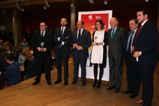 Teresa Olivares (Tutete) recibe el premio que le acredita como joven empresaria del año - 1, Foto 1