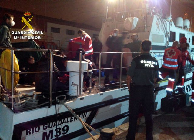 La Guardia Civil intercepta tres pateras y 42 inmigrantes en la costa de la Región - 1, Foto 1