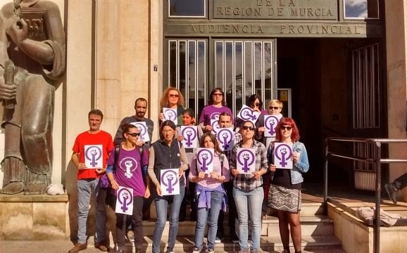La denuncia contra las violencias machistas se planta frente a la Audiencia Provincial de Murcia - 1, Foto 1