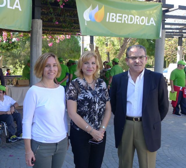 La concejal de Derechos Sociales del Ayuntamiento de Murcia, Conchita Ruiz, la consejera Violante Tomás y el delegado de Iberdrola en la Región, Patricio Valverde., Foto 1