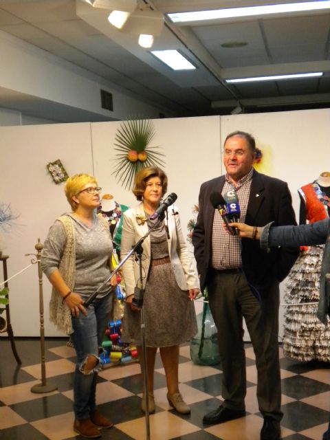 Autoridades municipales inauguran la exposición de manualidades Reutiliza-T sobre elementos reutilizados y reciclados - 2, Foto 2