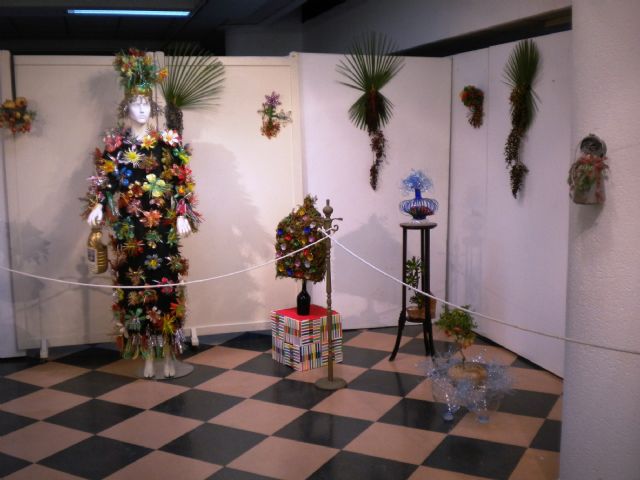 Autoridades municipales inauguran la exposición de manualidades Reutiliza-T sobre elementos reutilizados y reciclados - 4, Foto 4