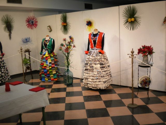 Autoridades municipales inauguran la exposición de manualidades Reutiliza-T sobre elementos reutilizados y reciclados - 5, Foto 5