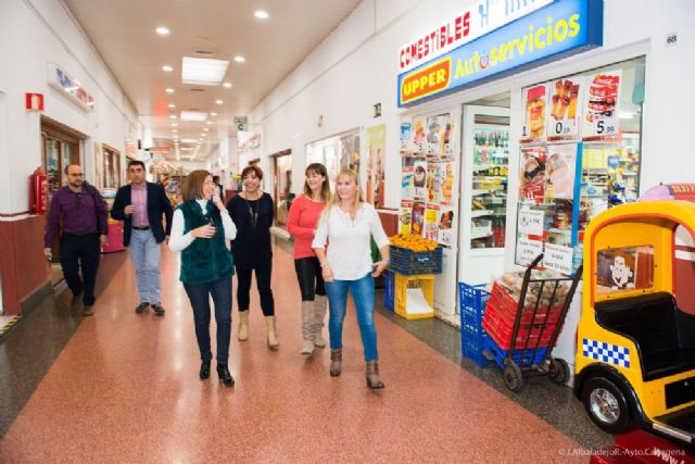 La vicealcaldesa anota las necesidades del Centro Comercial Cénit - 2, Foto 2