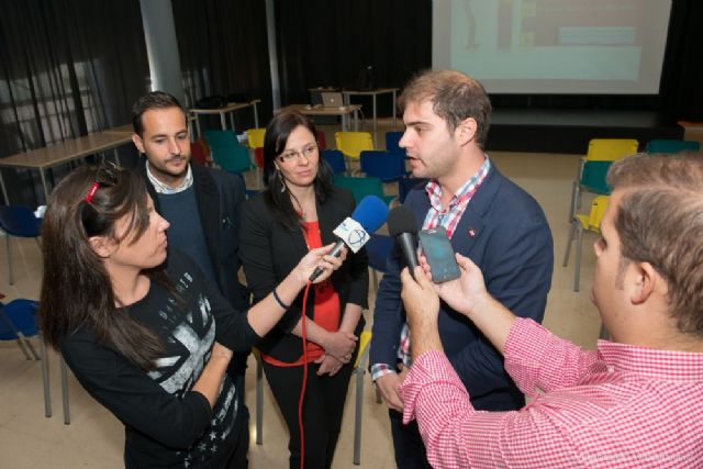 La comunicación entre jóvenes y mayores, esencial para prevenir el ciberacoso - 2, Foto 2