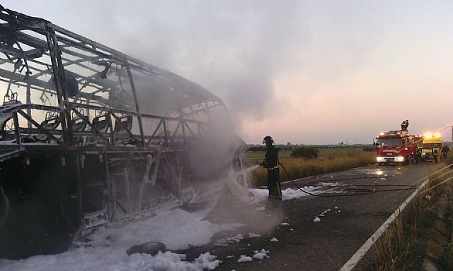 CEIS Firefighters extinguished the fire this morning on an empty bus in Totana, Foto 1