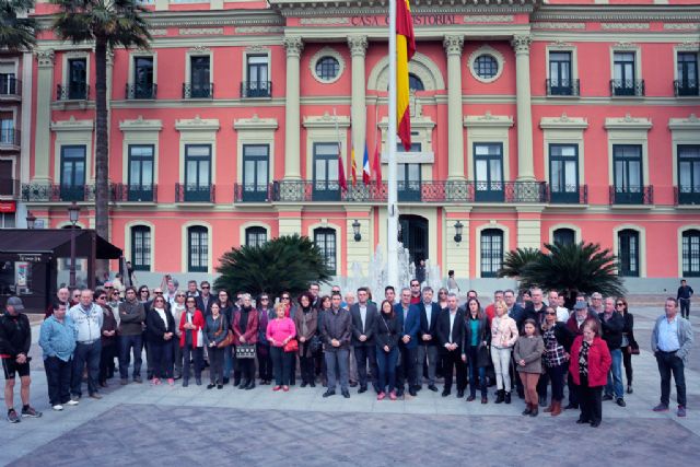 El PSOE acude al minuto de silencio convocado por la Federación de Municipios y pide unidad de los demócratas para luchar contra la barbarie - 1, Foto 1