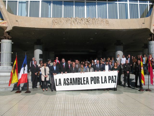 La Asamblea guarda un minuto de silencio en defensa de la libertad y en solidaridad con París - 1, Foto 1