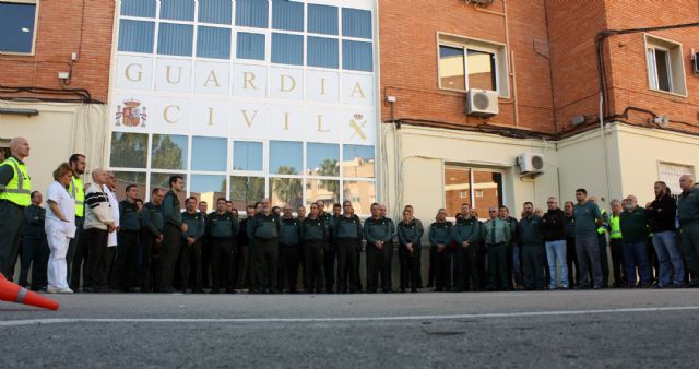 La Guardia Civil de la Región de Murcia guarda un minuto de silencio en memoria de las víctimas de los atentados de París - 4, Foto 4