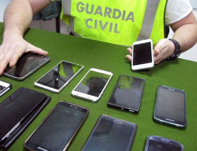 La Guardia Civil arresta a una quincena de personas en Jumilla por la sustracción y comercialización ilícita de teléfonos móviles - 1, Foto 1