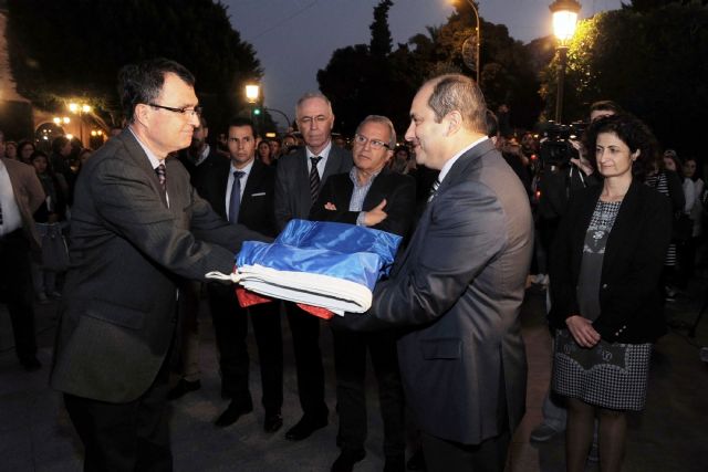 María Dolores Pagán asiste al homenaje a las víctimas de los atentados de París en la Glorieta de España - 1, Foto 1