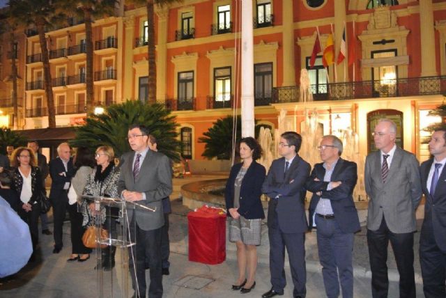 María Dolores Pagán asiste al homenaje a las víctimas de los atentados de París en la Glorieta de España - 2, Foto 2