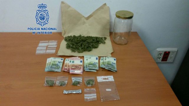 La Policía Nacional  desmantela un punto de venta de marihuana - 1, Foto 1