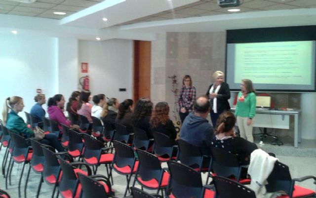 Servicios Sociales imparte una taller para padres dirigido a prevenir el consumo de alcohol en menores - 1, Foto 1