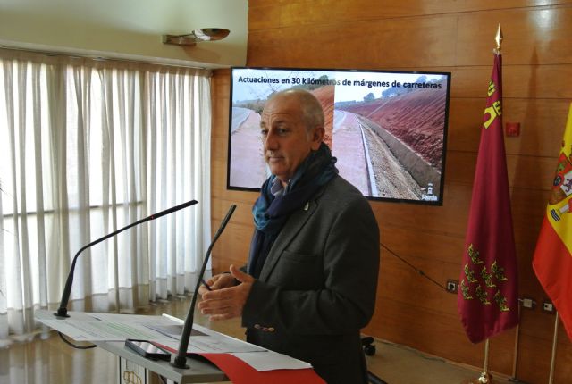 La Concejalía de Fomento pone en marcha un plan especial de desbroce y limpieza de márgenes de viales - 1, Foto 1