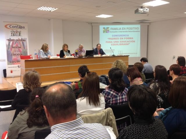 La consejera de Educación resalta el papel imprescindible de los padres y madres en el día a día de los centros educativos - 1, Foto 1