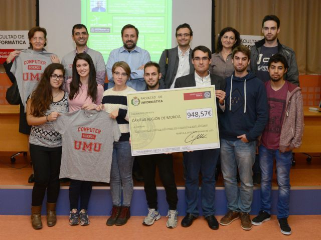 Los estudiantes de Informática recaudan dinero para Cáritas con venta de camisetas solidarias - 1, Foto 1