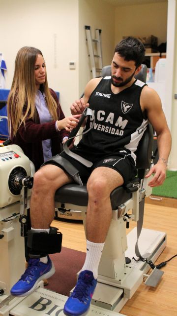 Los jugadores del UCAM Murcia CB pasan las pruebas isocinéticas y los test de capacidad de salto - 4, Foto 4