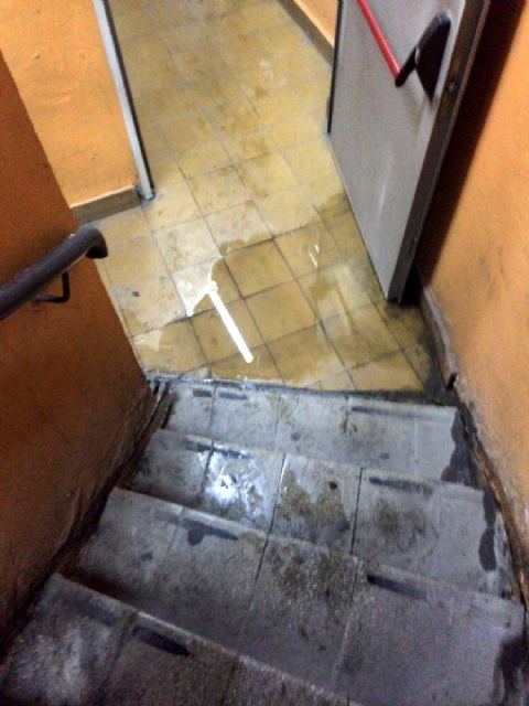 El PSOE denuncia los problemas de limpieza y desperfectos en los accesos de los  aparcamientos del centro de Murcia - 1, Foto 1