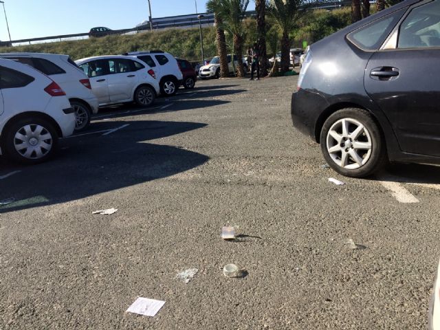 El PSOE denuncia los problemas de limpieza y desperfectos en los accesos de los  aparcamientos del centro de Murcia - 4, Foto 4