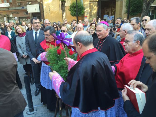 El Sr. Obispo y los canónigos realizan la tradicional ofrenda de flores a la Inmaculada de Santa Catalina - 1, Foto 1