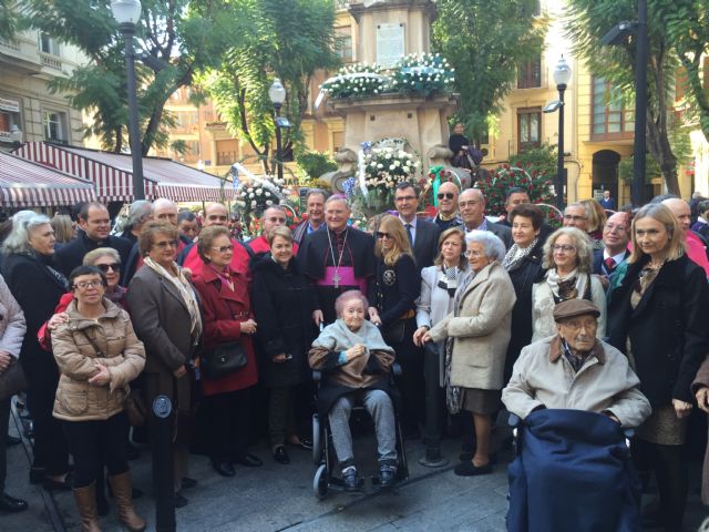 El Sr. Obispo y los canónigos realizan la tradicional ofrenda de flores a la Inmaculada de Santa Catalina - 2, Foto 2