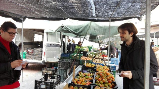 Sánchez Serna explica a los vecinos las propuestas de podemos para rebajar el precio de la cesta de la compra - 1, Foto 1