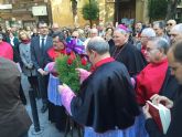 El Sr. Obispo y los cannigos realizan la tradicional ofrenda de flores a la Inmaculada de Santa Catalina