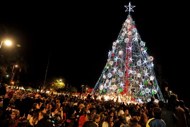 El gran árbol de Navidad ya preside las fiestas de Murcia desde la Plaza Circular - 1, Foto 1