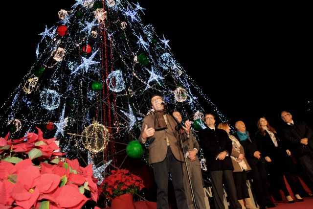 El gran árbol de Navidad ya preside las fiestas de Murcia desde la Plaza Circular - 3, Foto 3